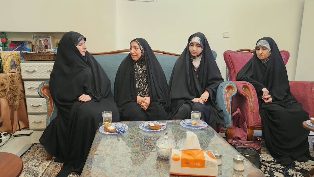 دیدار الهام آزاد با خانواده شهید احسان ذاکری/ابلاغ پیام رئیس مجلس به خانواده شهید