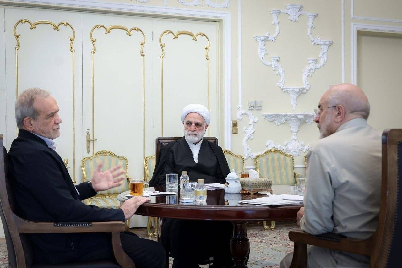 تأکید رؤسای قوا بر تأمین کالاهای اساسی و حمایت از تولید در صدر اولویت‌های نظام