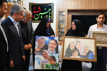 دیدار نماینگان مجلس با خانواده شهید منصور عسگری