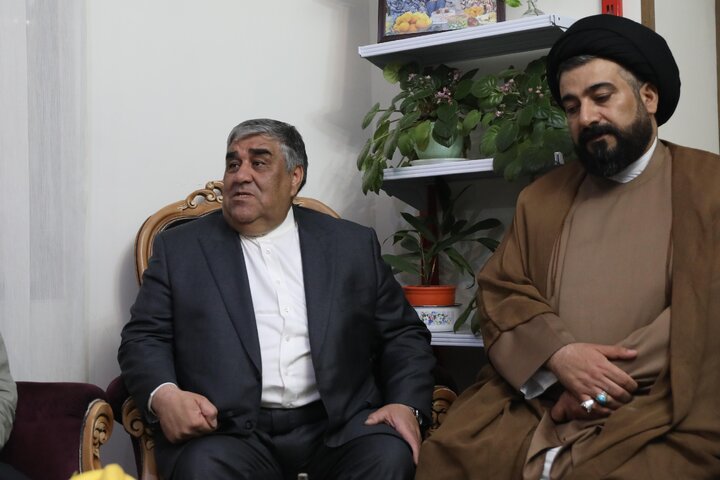 دیدار نایب‌رئیس مجلس با خانواده شهید حسین طاهری