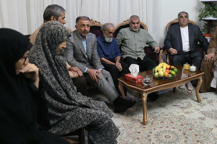 دیدار نایب‌رئیس مجلس با خانواده شهید حسین طاهری