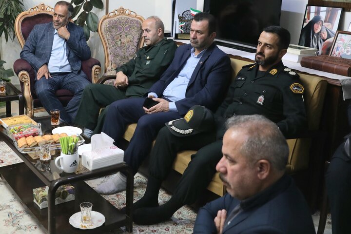 دیدار نایب‌رئیس مجلس با خانواده شهید حسین طاهری
