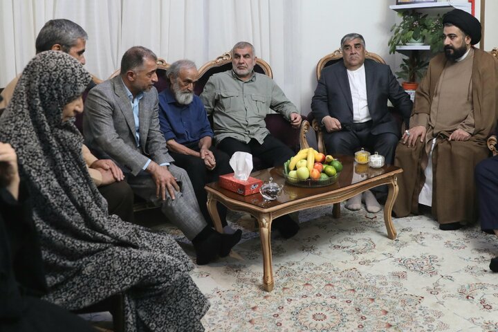 دیدار نایب‌رئیس مجلس با خانواده شهید حسین طاهری