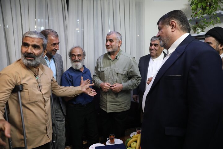 دیدار نایب‌رئیس مجلس با خانواده شهید حسین طاهری
