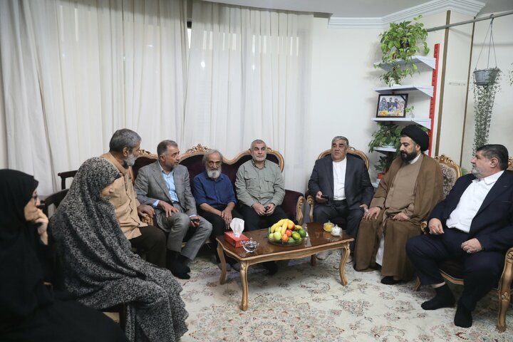 دیدار نایب‌رئیس مجلس با خانواده شهید حسین طاهری