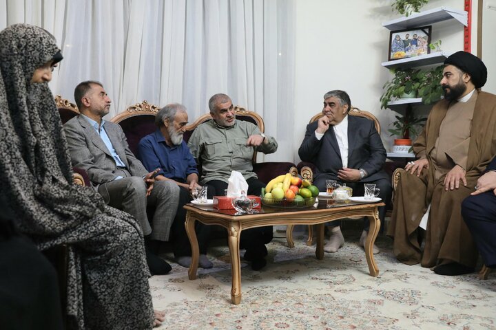 دیدار نایب‌رئیس مجلس با خانواده شهید حسین طاهری