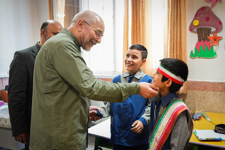 حضور رئیس مجلس در دبستان پسرانه شهید آیت به مناسبت بازگشایی مدارس