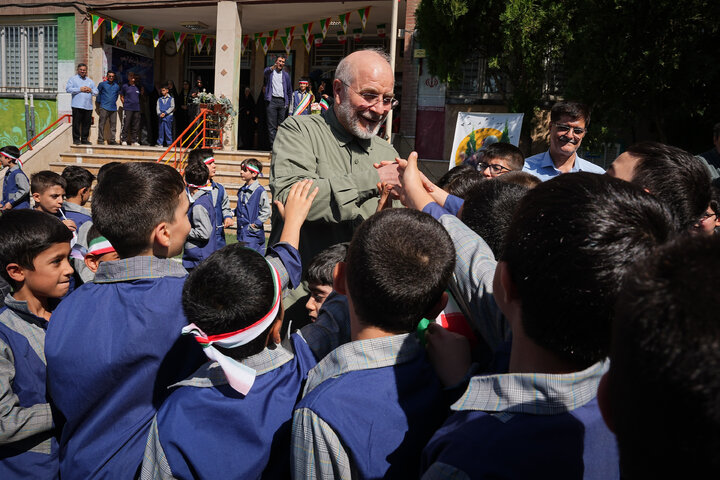 حضور رئیس مجلس در دبستان پسرانه شهید آیت به مناسبت بازگشایی مدارس