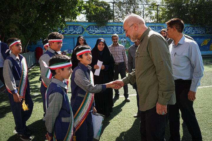 حضور رئیس مجلس در دبستان پسرانه شهید آیت به مناسبت بازگشایی مدارس