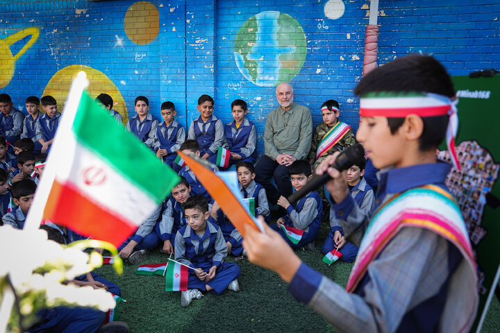 حضور رئیس مجلس در دبستان پسرانه شهید آیت به مناسبت بازگشایی مدارس