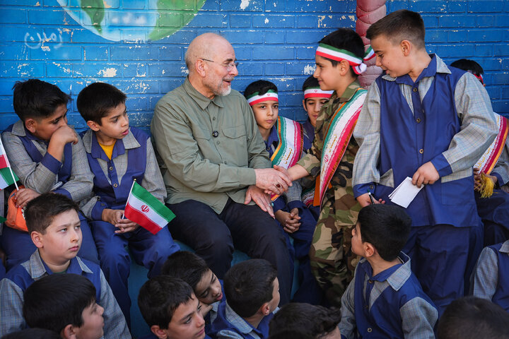 حضور رئیس مجلس در دبستان پسرانه شهید آیت به مناسبت بازگشایی مدارس
