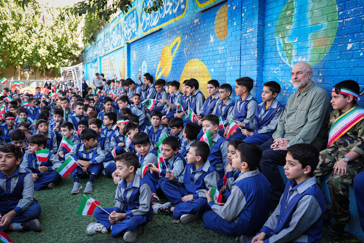 حضور رئیس مجلس در دبستان پسرانه شهید آیت به مناسبت بازگشایی مدارس