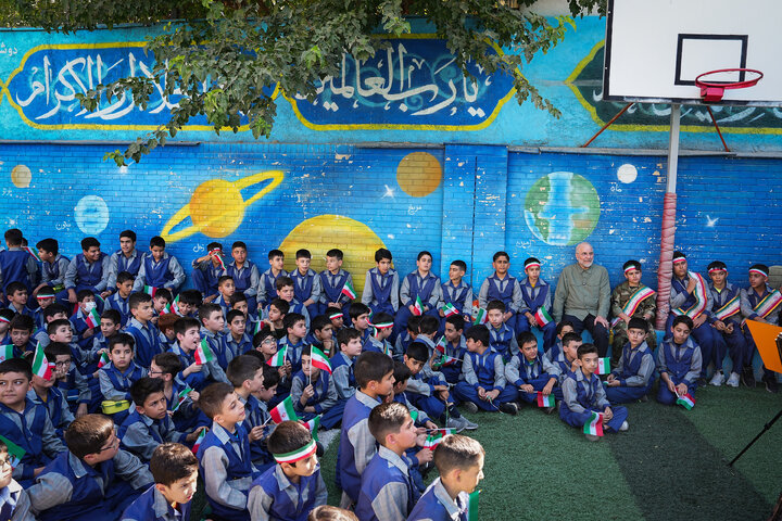 حضور رئیس مجلس در دبستان پسرانه شهید آیت به مناسبت بازگشایی مدارس