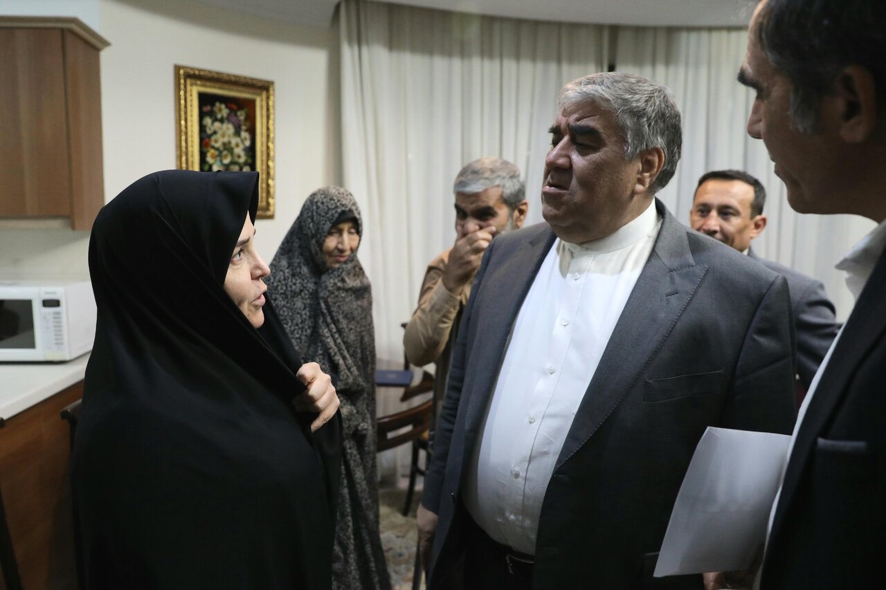 دیدار رئیس فراکسیون ایثارگران با خانواده شهدا و جانبازان