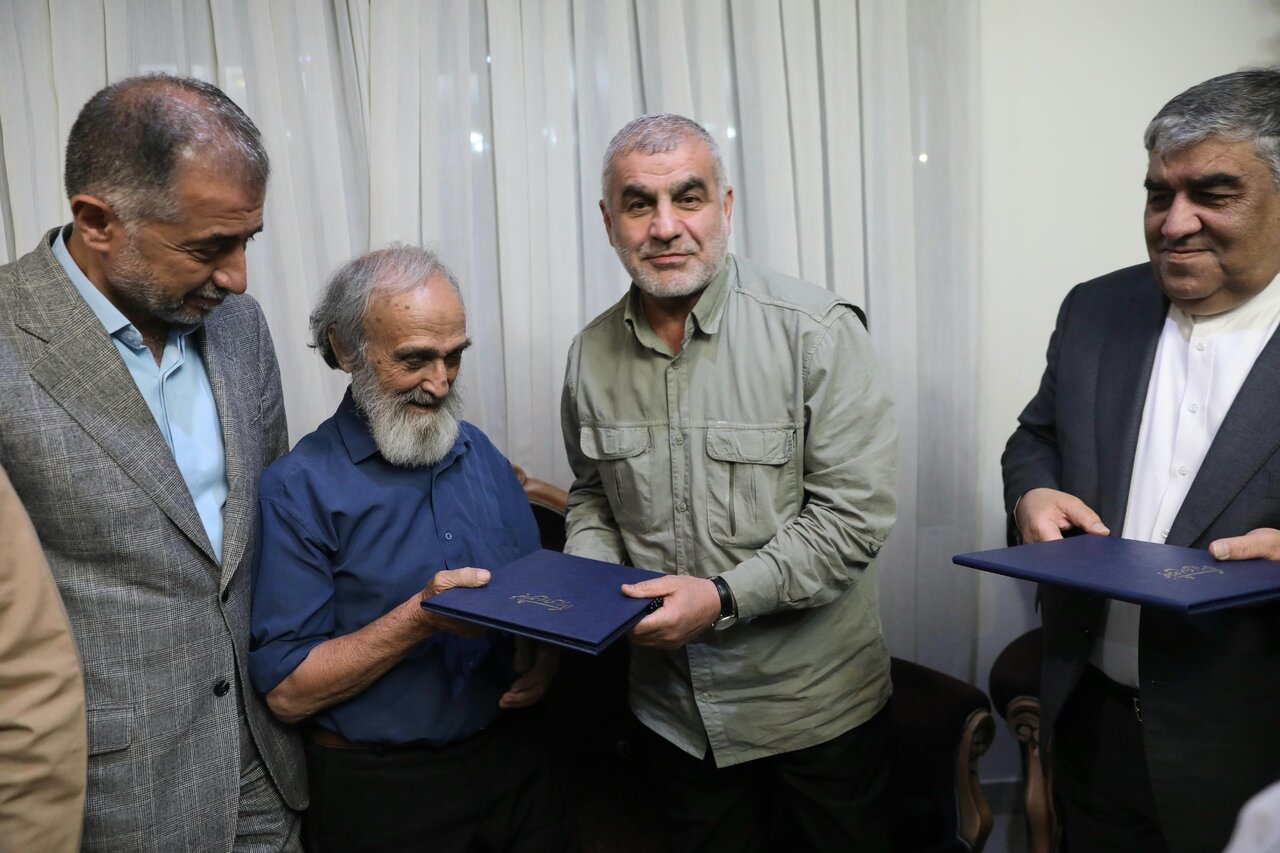 دیدار رئیس فراکسیون ایثارگران با خانواده شهدا و جانبازان