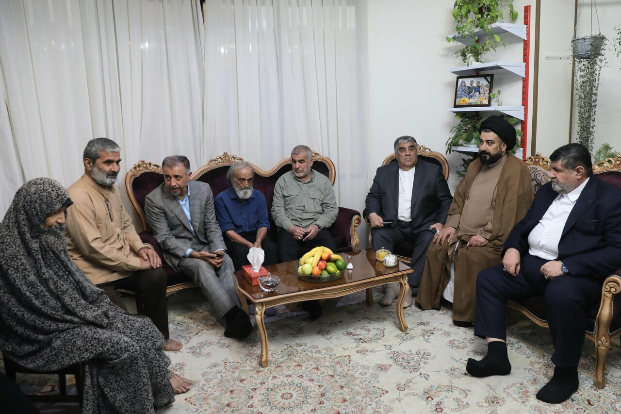 دیدار رئیس فراکسیون ایثارگران با خانواده شهدا و جانبازان