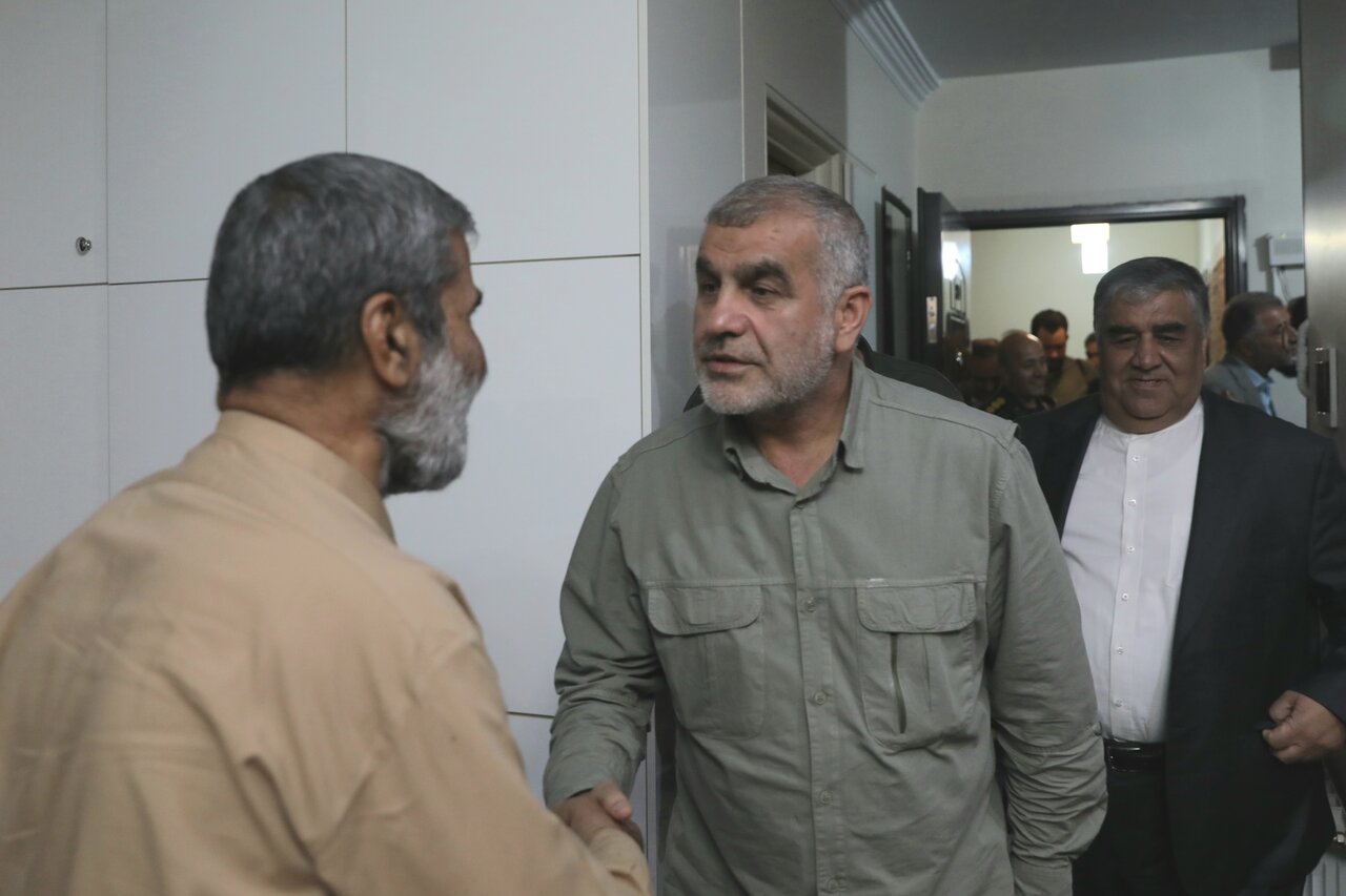دیدار رئیس فراکسیون ایثارگران با خانواده شهدا و جانبازان