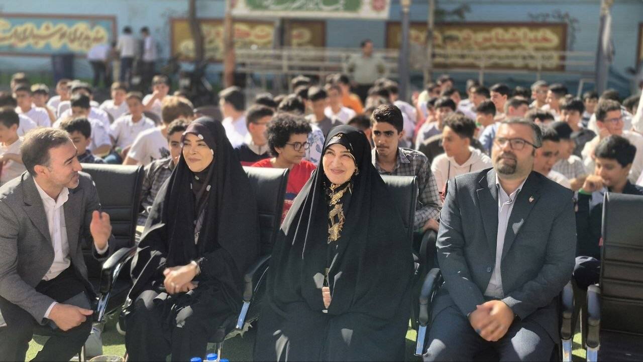 دانش‌آموزان امروز، اداره‌کنندگان نظم نوین جهانی هستند/ دشمن از مغزهای ایرانی و دانش‌آموزان ما هراس دارد/ یاد شهدای دانش‌آموز نباید در آغاز سال تحصیلی فراموش شود