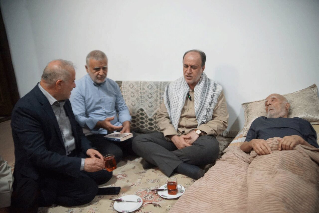 دیدار حاجی بابایی با خانواده شهیدان عزیزی/ حاجی بابایی: ۹ شهید، سند زنده ایستادگی؛ خون‌ها پشتوانه بقای نظام است