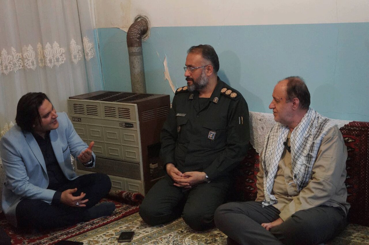 دیدار حاجی بابایی با خانواده شهید موسی زاده