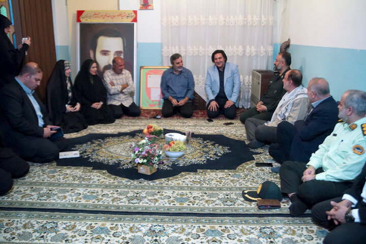 نایب رئیس مجلس شورای اسلامی با حضور در شهرستان بهشهر، با خانواده شهید موسی زاده از شهدای هشت سال دفاع مقدس دیدار و گفت و گو کرد.