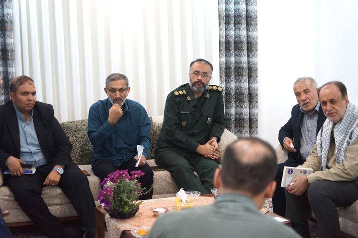 نایب رئیس مجلس شورای اسلامی با حضور در شهرستان بهشهر، با خانواده شهید مهندس مسعود سازگار، از شهدای هشت سال دفاع مقدس