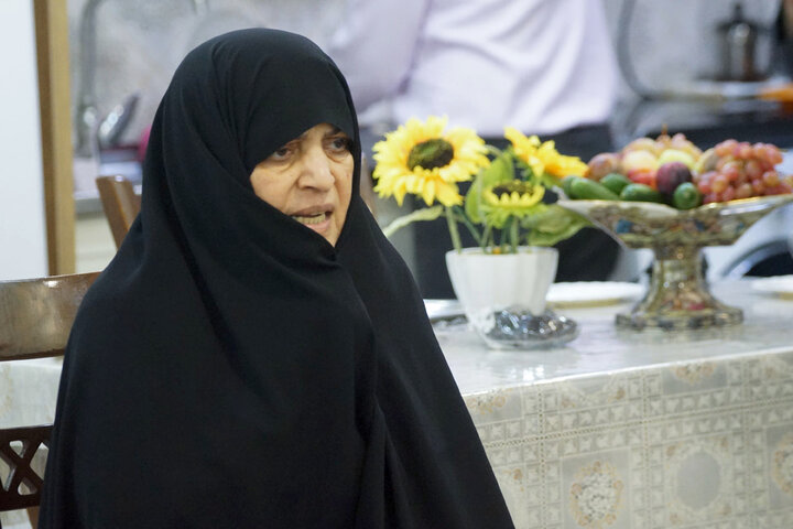 نایب رئیس مجلس شورای اسلامی با حضور در شهرستان بهشهر، با خانواده شهید مهندس مسعود سازگار، از شهدای هشت سال دفاع مقدس