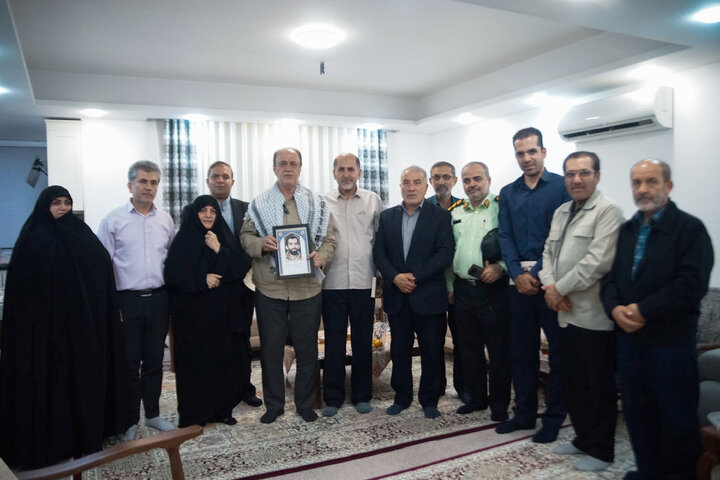 نایب رئیس مجلس شورای اسلامی با حضور در شهرستان بهشهر، با خانواده شهید مهندس مسعود سازگار، از شهدای هشت سال دفاع مقدس