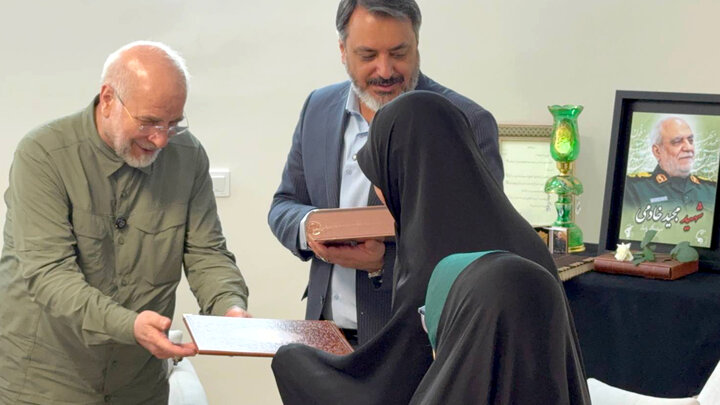 دیدار دکتر قالیباف رئیس مجلس با خانواده شهید مجید خادمی