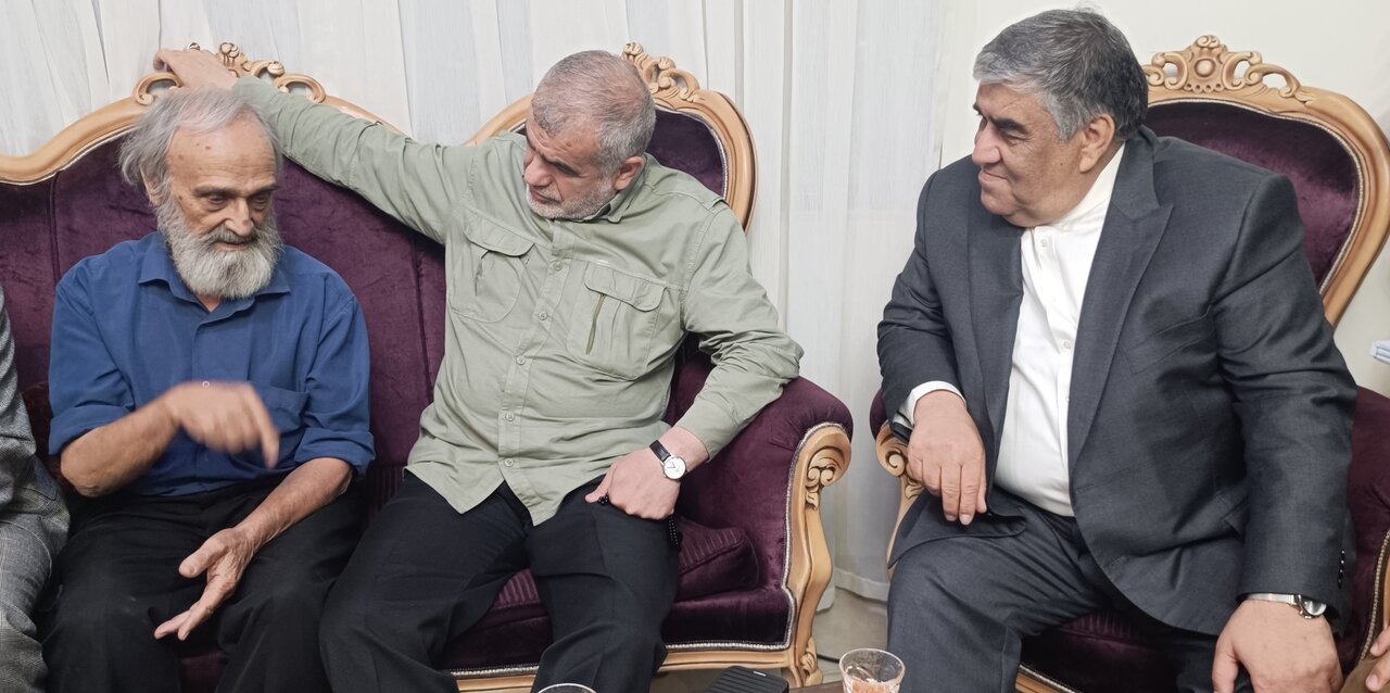 دیدار رئیس فراکسیون ایثارگران مجلس با خانواده شهدای طاهری