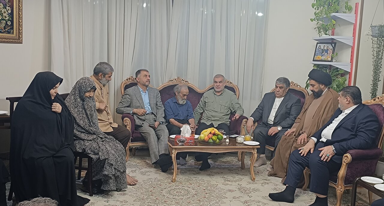 دیدار رئیس فراکسیون ایثارگران با خانواده شهدا و جانبازان