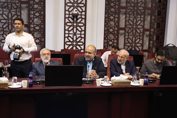 نشست مشترک مجمع نمایندگان تهران با وزیر امور اقتصادی و دارایی