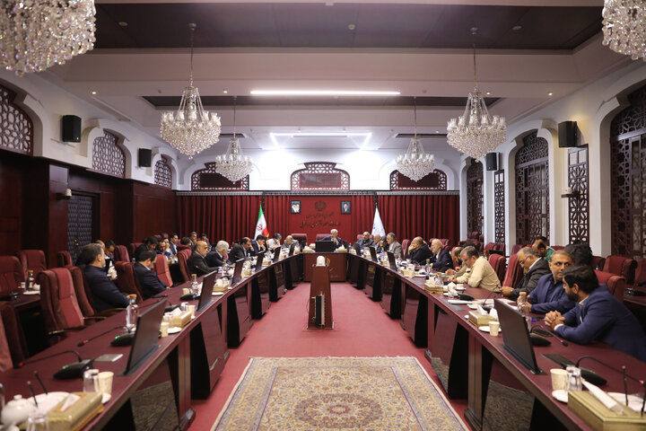 نشست مشترک مجمع نمایندگان تهران با وزیر امور اقتصادی و دارایی