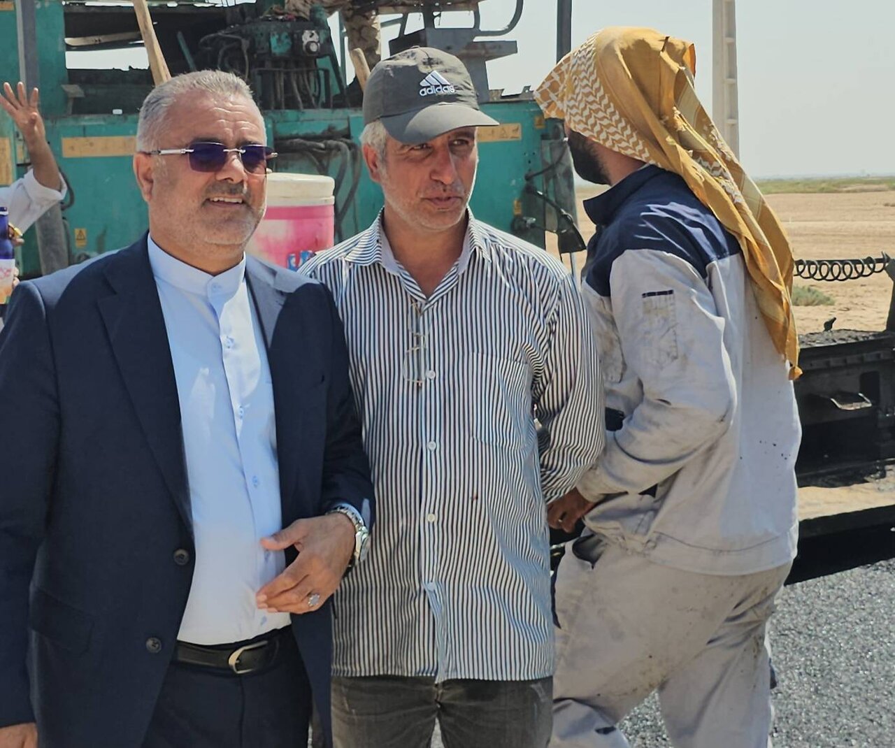 بازدید نماینده مردم شادگان از عملیات آسفالت جاده ورودی روستای منصوره تا جاده آب جنوب شرق؛یکی از مطالبات دیرینه مردم در حال تحقق است