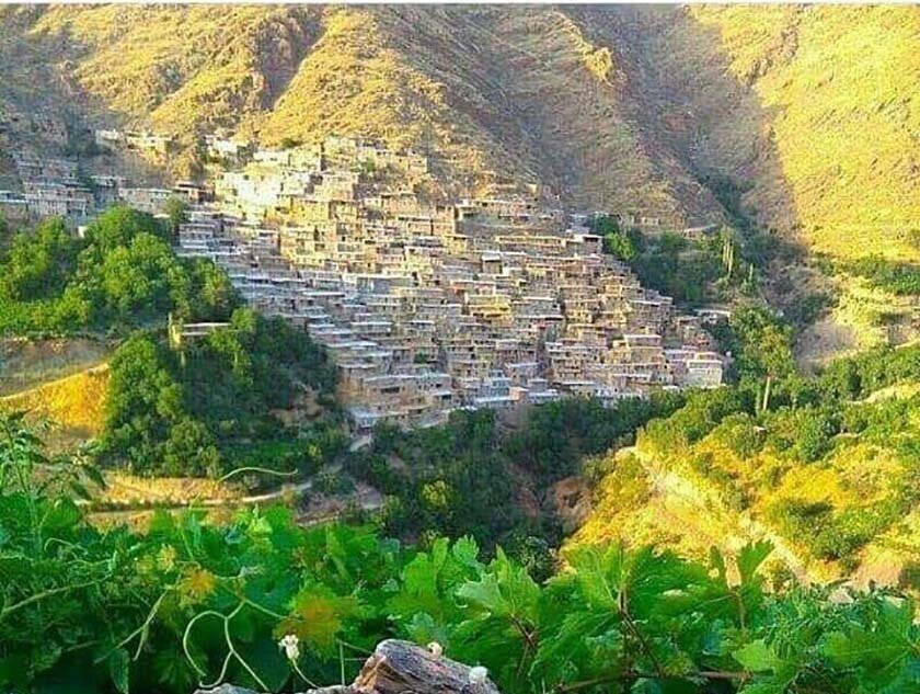 حضور مسئولان کشوری و استانی در روستاهای کازرون؛ پیگیری جدی برای رفع مشکلات ارتباطی کازرون/افتتاح طرحهای عمرانی بلیان و بررسی ظرفیتهای گردشگری