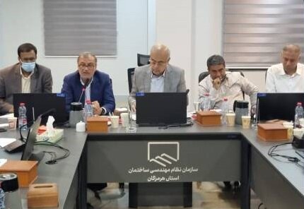 تأکید احمد مرادی بر تسریع در رفع مشکلات شهرستان بندرعباس/ بهورزان خط مقدم سلامت روستاها هستند