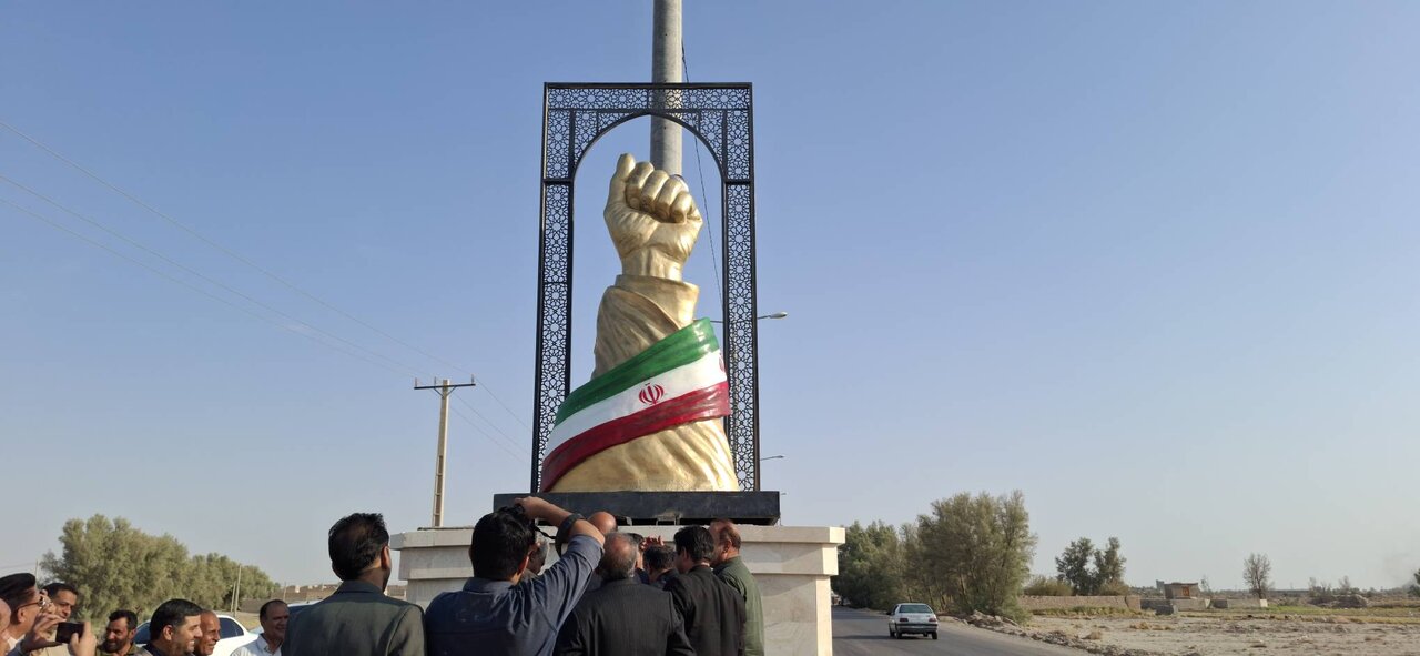 تشریح آخرین اقدامات و پیگیری‌های انجام‌شده برای سیستان در نشست با سران طوایف/رونمایی از المان «مشت گره‌کرده رهبر شهید» در زهک