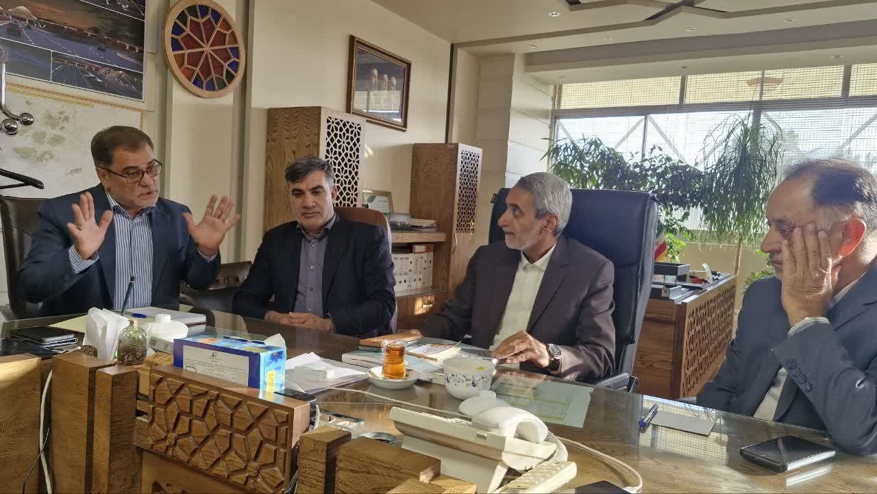 نشست مسئولان شهری و فعالان فرهنگی خوراسگان با مقتدایی/ تحولات روز کشور با اساتید اصفهانی بررسی شد