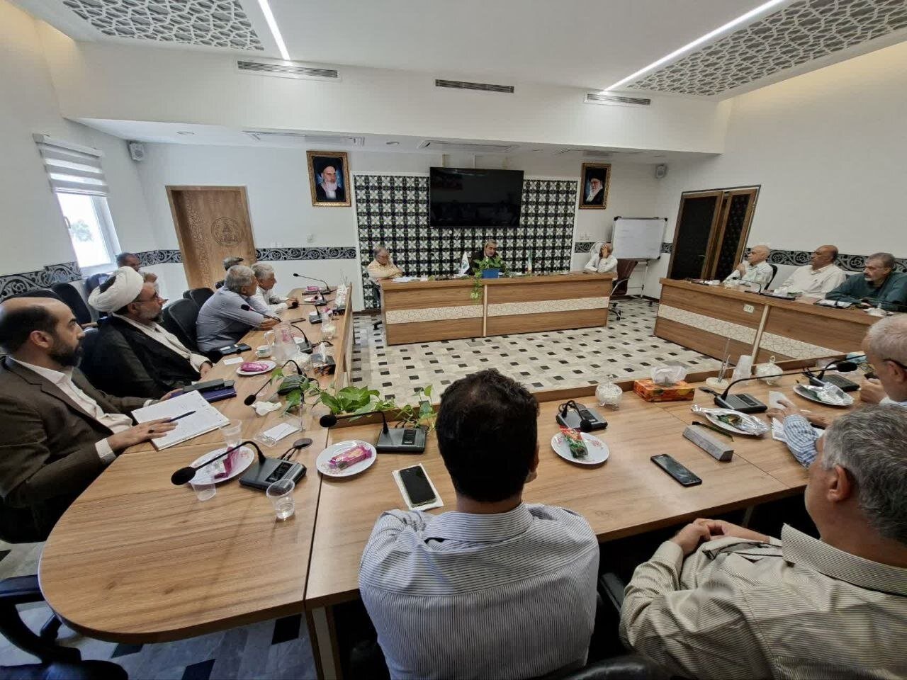 نشست مسئولان شهری و فعالان فرهنگی خوراسگان با مقتدایی/ تحولات روز کشور با اساتید اصفهانی بررسی شد