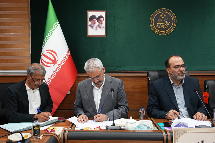 نشست کمیسیون اقتصادی با حضور وزیر اقتصاد