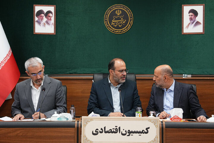 نشست کمیسیون اقتصادی با حضور وزیر اقتصاد