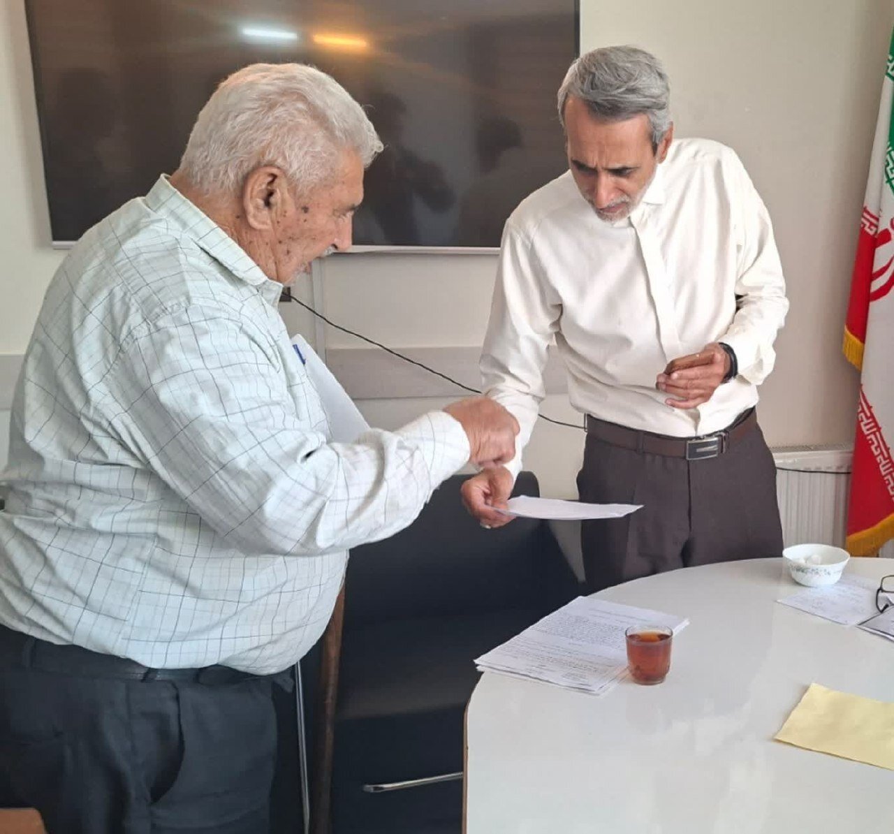 از پیگیری ساخت بیمارستان میلاد اصفهان تا پیگیری مطالبات جامعه بازنشستگان در نشست با مقتدایی