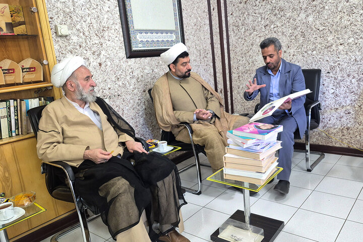 بازدید مشاور رئیس مجلس از مرکز تحقیقات اسلامی حوزه علمیه اصفهان