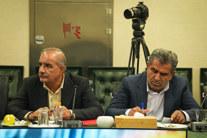 نشست مشترک دکتر قالیباف با جمعی از وزرا و مسئولان ارشد اقتصادی درباره وضعیت اقتصادی و معیشتی مردم