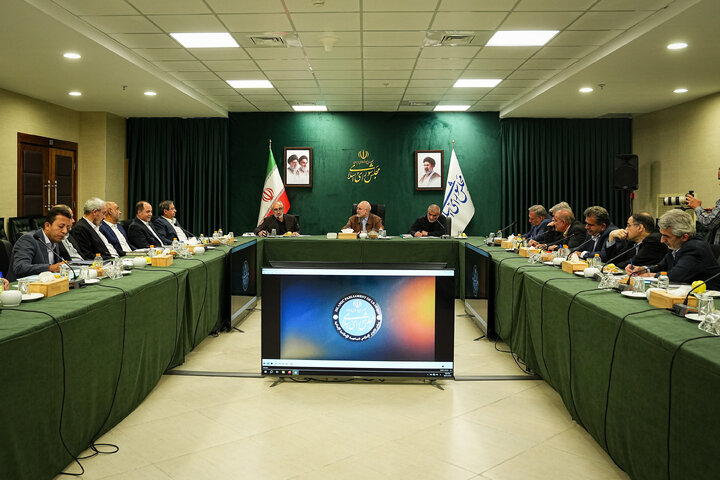 نشست مشترک دکتر قالیباف با جمعی از وزرا و مسئولان ارشد اقتصادی درباره وضعیت اقتصادی و معیشتی مردم