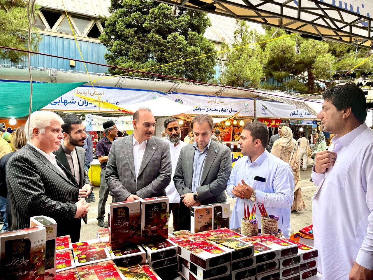 بازدید فرهاد شهرکی از غرفههای سیستان و بلوچستان در نمایشگاه توانمندیهای روستایی و عشایری