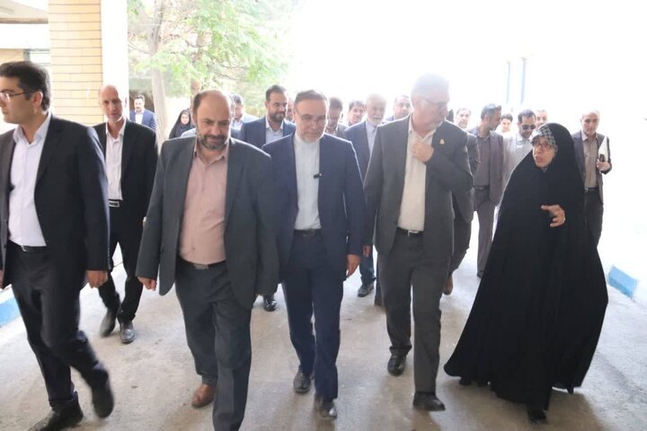 بازدید اعضای کمیسیون بهداشت از مراکز جامع خدمات سلامت و مراکز بهداشتی و درمانی ملایر