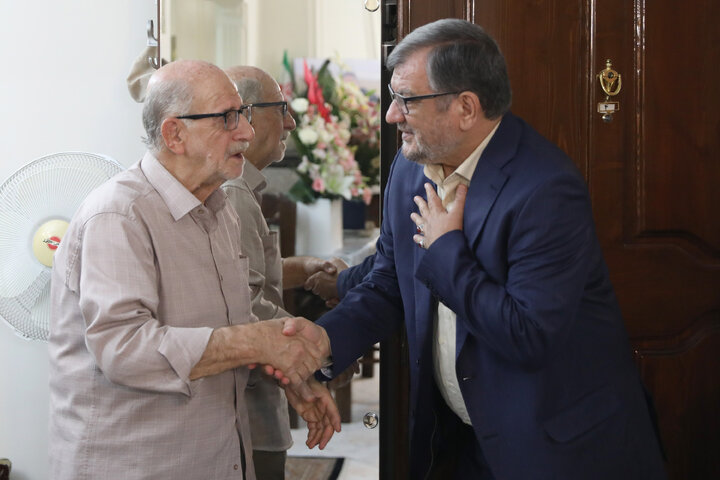 دیدار عبدالحسین روح الامینی باخانواده شهید احمد محمدی
