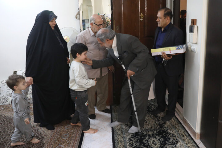 دیدار عبدالحسین روح الامینی باخانواده شهید احمد محمدی