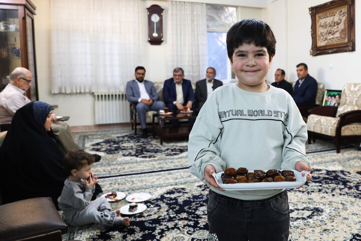 دیدار عبدالحسین روح الامینی باخانواده شهید احمد محمدی